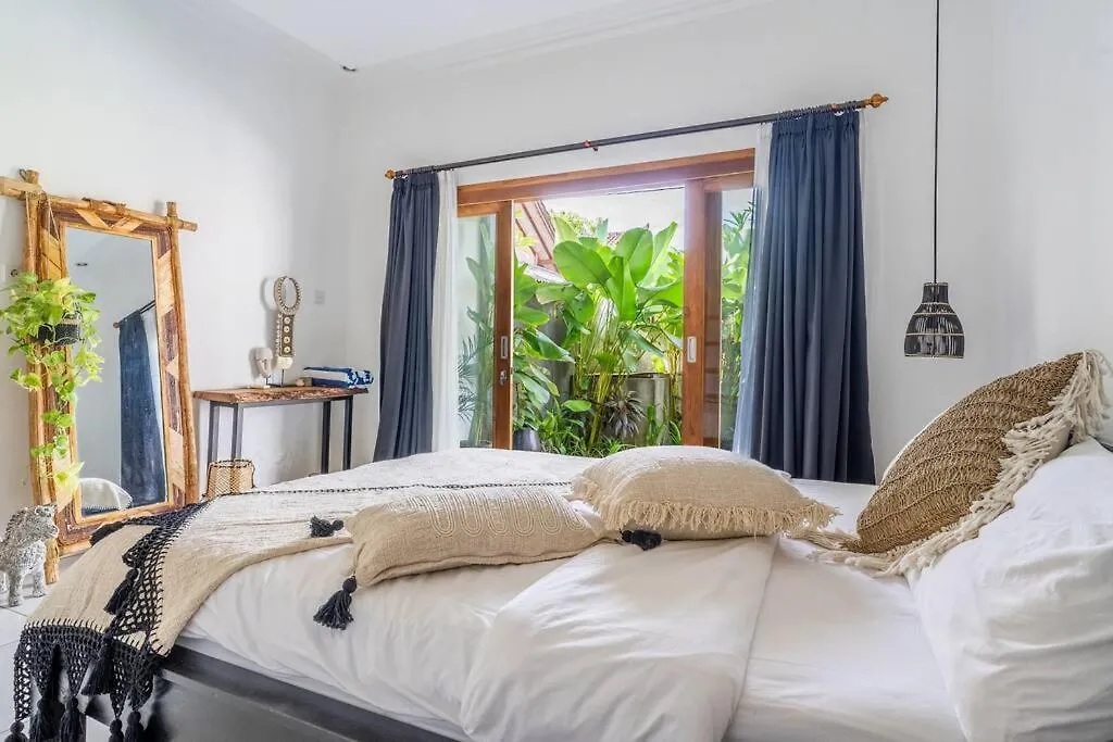 Charming 3 Bedroom Villa Close Berawa Beach Canggu